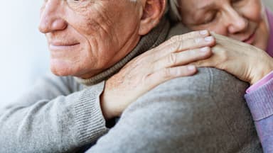 Ein alter Mann und eine alte Frau haben Alzheimer - mehr Infos finden Sie hier