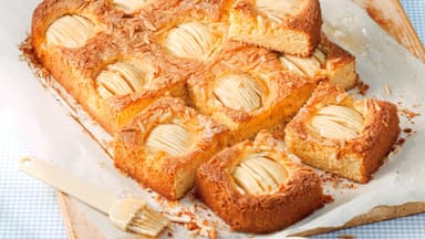 Klassischer Apfelkuchen mit feinen Mandelsplittern und großen Apfelstücken