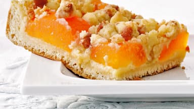 Aprikosenkuchen mit Amaretti-Streuseln