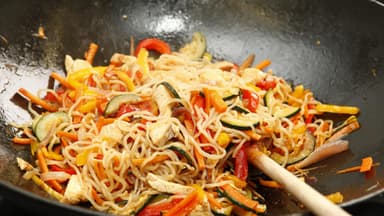Asia-Bratnudeln mit Gemüse