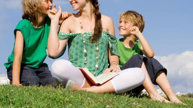 Ein junges Mädchen arbeitet als Au Pair und passt auf zwei Kinder auf