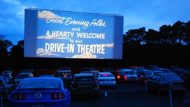 Autokino: Autos stehen vor Leinwand