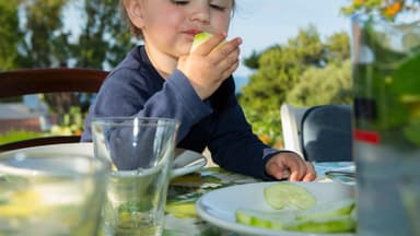 Baby isst Apfel