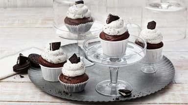 Backen: Schoko-Cupcakes mit Oreo-Keksen und sahnigem Topping
