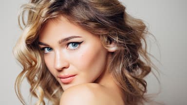 Frau mit Locken im Balayage Look