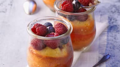 Rote-Beeren-Kuchen im Glas