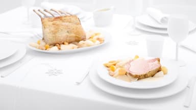 Schweinekarree mit weißen Bohnen und Apfel