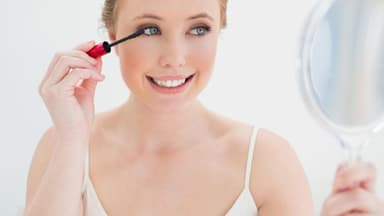 Frau schminkt ihre blauen Augen - Wir zeigen Ihnen mit unseren Schminktipps, wie Sie den besten Look kreieren