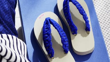 Blaue Flip Flops mit Häkel-Steg