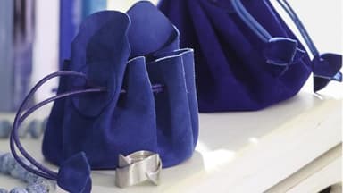 Blauer Lederbeutel zur Schmuckaufbewahrung