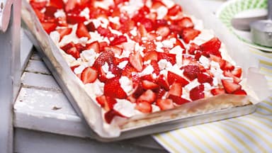 Blechkuchen mi Quark-Baiser Creme