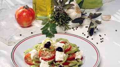 Salat aus Paprika, Tomaten und Feta