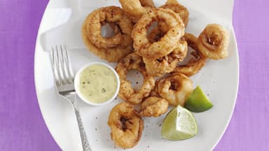 Calamari fritti mit leckerer Koriander-Aioli - Das Rezept für die frittierten Tintenfisch-Ringe finden Sie bei uns