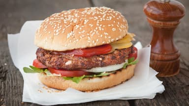 Cheeseburger Italia - Das Rezept für den leckeren Burger auf italienische Art finden Sie bei uns 