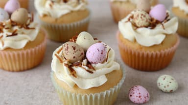 Cupcakes mit Eierlikör und Schokoeiern