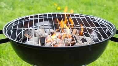 Was Sie bei dem Grillen mit einem Holzkohlegrill beachten sollten 