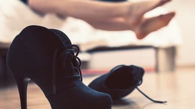 Ist der Schuh ausgezogen, stinken die Füße oft unangenehm