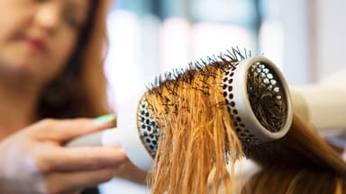 Rundbürste im Haar