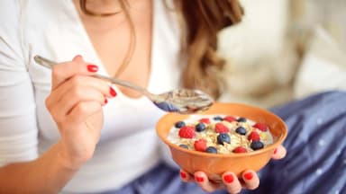 Dieses Frühstück essen schlanke Frauen