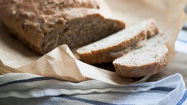 Brotlaib auf Backpapier