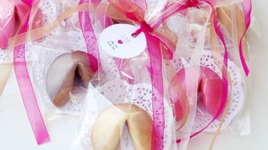 Glückskekse mit rosa Geschenkband als Geschenk zur Hochzeit