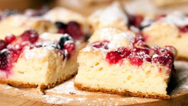 Einfacher Blechkuchen mit Kirschen und Beerenmix 