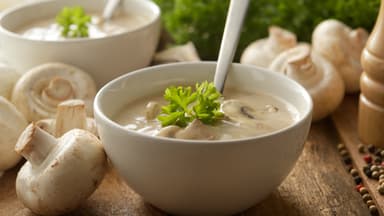 Cremige Suppe mit Pilzstücken