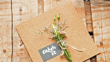 Einladungskarte zur Hochzeit aus Kork mit Blümchen