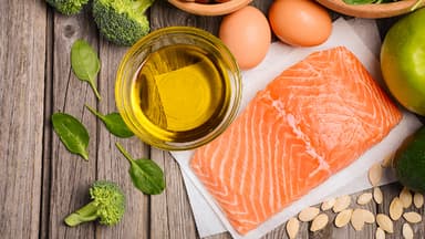 Speiseplan Eiweiß-Diät: Viel Fisch, Hülsenfrüchte, Eier und Fleisch