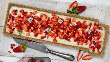 Ohne backen: Erdbeer-Tarte mit Kokos und weißer Schokolade