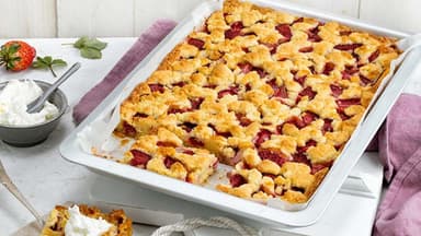 Erdbeerkuchen mit Vanillestreuseln: Glück vom Blech