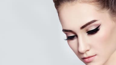 Lidstrich - Wir verraten Ihnen, wie Sie den richtigen Schwung schnell raus bekommen und welche Eyeliner- Produkte am besten geeignet sind