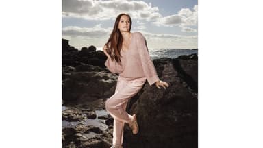 Strickanleitung für roséfarbenen Pullover mit V-Ausschnitt