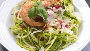 Zucchini-Spaghetti Aglio Olio an Crevetten 
