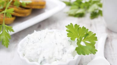 Feta-Dip in weißer Schale - So machen Sie einen fettarmen Feta-Dip