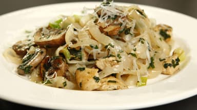 Fettuccine mit Hähnchenbrust und Pilzen