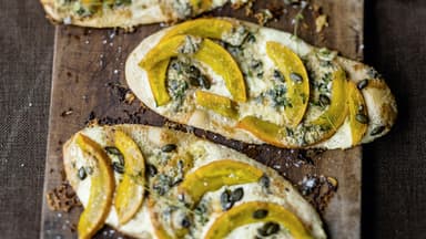 Vegetarischer Flammkuchen mit Kürbis