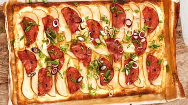 Flammkuchen mit Birnen und Trüffelsalami