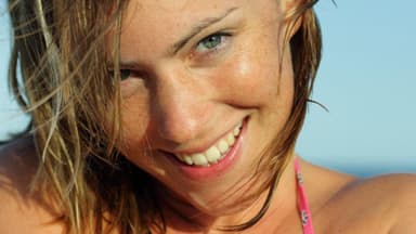 Frau im Bikini am Meer