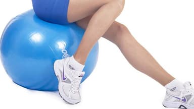 Frau auf Sitzball