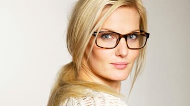 Frau trägt Brille