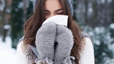 Frau erkältet - mit den richtigen Lebensmitteln das Immunsystem stärken