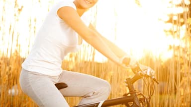 Frau auf Fahrrad