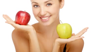 Frau mit Apfel