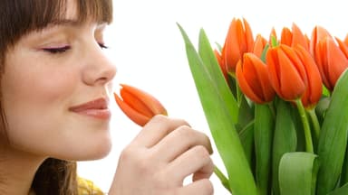 Glücksrituale schaffen: Frau mit schönen Blumen