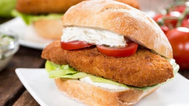 Frische Fischbrötchen: Backfisch im Brötchen