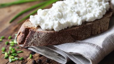 Frischkäse selber machen – Tipps und Tricks : Frischkäse auf Brot