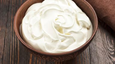 Schale mit Frischkäse-Dip - So machen Sie einen leckeren Frischkäse-Dip
