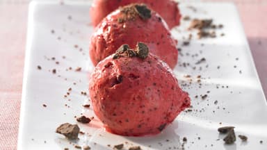 Himbeereis - Süßes und cremiges Himbeereis mit Schokosplittern selber machen