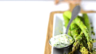 Frühlingsspargel mit Zitrone und Minze